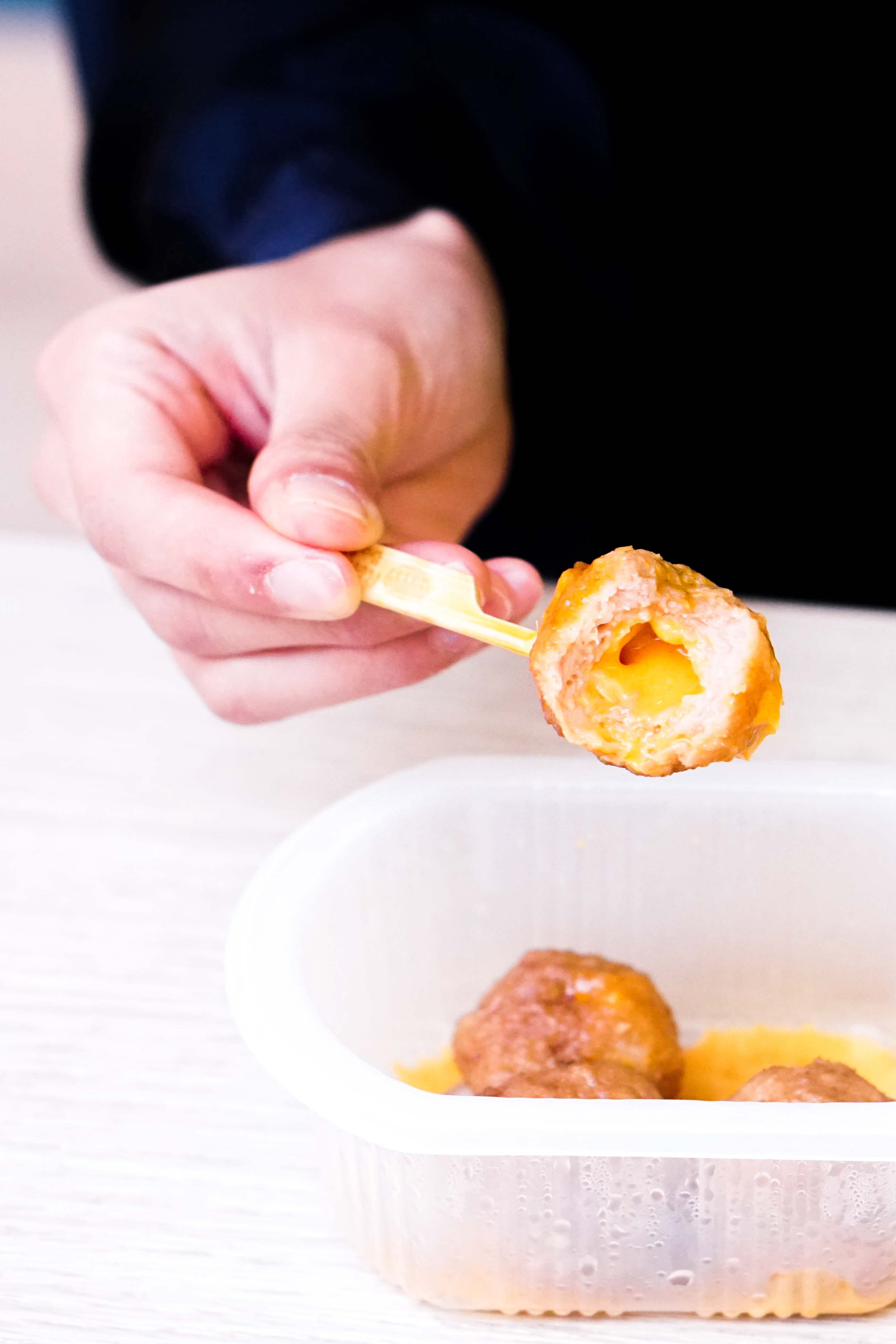 Apart from the dip, Bobo Pop’s chicken cheese balls come with cheese inside it too, waiting to ooze out as you sink your teeth in!